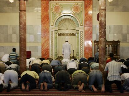 Fieles musulmanes rezan en el comienzo del Ramadán en la mezquita madrileña de la M-30.