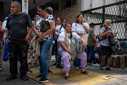 Entre los pacientes que esperan durante horas hay personas mayores, enfermos crónicos y personas con discapacidad.