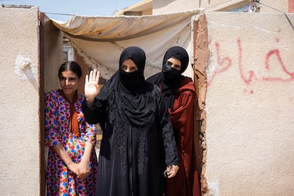 Sara (a la derecha), de 15 años, junto a su madre, Imam Jasim, de 49 años, y una de sus hermanas, en el campamento de Debaga, al norte de Irak, donde viven recluidos. 