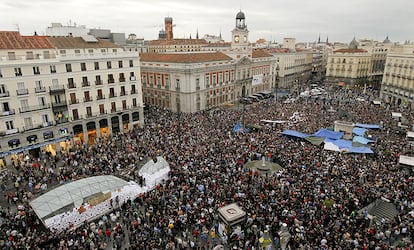 Miles de personas desafían en Madrid la prohibición de la Junta Electoral Provincial, que había denegado la autorización para reunirse en la Puerta del Sol. El 22 de mayo, 35 millones de ciudadanos están llamados a las urnas. Unos 500 policías no hacen nada por prohibir la concentración. Si el lunes y el martes son jóvenes mayoritariamente los que protestan, el miércoles se suma gente de todas las edades. La información empieza a llegar a través de otros canales (prensa, televisión). La policía controla el acceso a la Puerta del Sol y revisa las mochilas. La marea humana es incontrolable. A las nueve de la noche, la plaza está abarrotada.