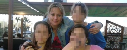 Begoña Pérez, con sus tres hijas, en una foto familiar.