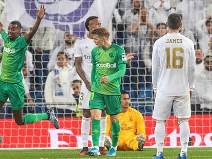 Odegaard no celebra el 0-1, Isak sí.