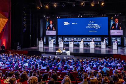 El escenario con los ocho candidatos que han participado en el debate de este lunes en Maastricht. En la pantalla, hablando, Valeriu Ghilețchi, del Movimiento político cristiano europeo.