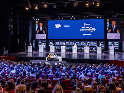 El escenario con los ocho candidatos que han participado en el debate de este lunes en Maastricht. En la pantalla, hablando, Valeriu Ghilețchi, del Movimiento político cristiano europeo.