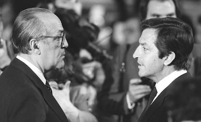 Los expresidentes de Gobierno Leopoldo Calvo-Sotelo (izquierda) y Adolfo Suárez, en 1985.