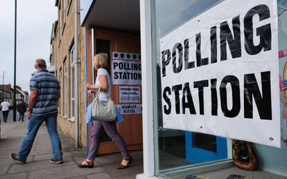 Votantes acuden a un centro electoral en Marske-by-the-Sea, Reino Unido