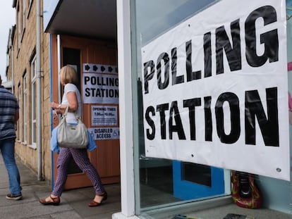 Votantes acuden a un centro electoral en Marske-by-the-Sea, Reino Unido