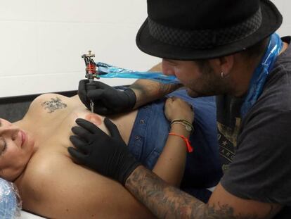 Jero Velasco realizando el tatuaje a Estefan&iacute;a Soriano.