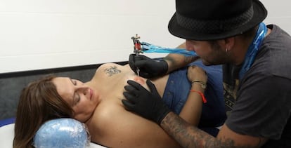 Jero Velasco realizando el tatuaje a Estefanía Soriano.