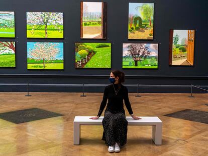 Una visitante a la exposición de David Hockney en la Royal Academy.