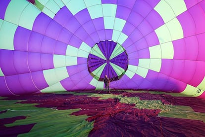 Un hombre en el interior de su globo aerostático, antes de ser llenado de aire caliente, en la localidad italiana de Todi.