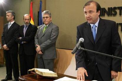 El nuevo director general de la Guardia Civil, el mallorquín Joan Mesquida (d), durante la toma de posesión de su cargo, a la que asistió, entre otros, el ministro de Interior, Alfredo Pérez Rubalcaba (2i).