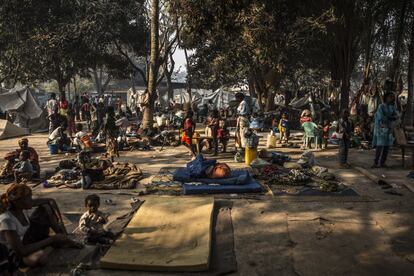 Sólo en Bangui son medio millón las personas que han huido de sus casas para encontrar refugio en centros confesionales. En toda la RCA se calcula que la cifra de desplazados puede llegar a los 900.000, casi el 20% de la población. En la foto, desplazados en Don Bosco.