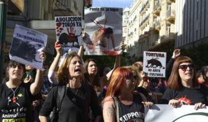 Activistes antitaurins, en la protesta d'aquest dissabte davant de la plaça de Toros de València.