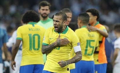 Daniel Alves comemora a vitória contra a Argentina na semifinal.