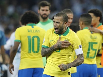 Daniel Alves comemora a vitória contra a Argentina na semifinal.