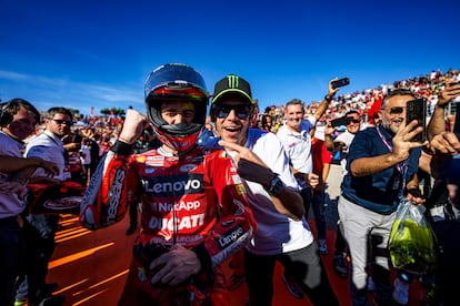 Pecco Bagnaia es felicitado por su amigo Valentino Rossi nada más ganar el título de MotoGP.