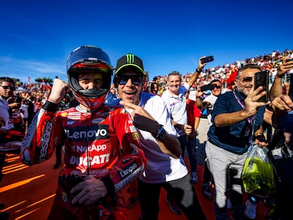 Pecco Bagnaia es felicitado por su amigo Valentino Rossi nada más ganar el título de MotoGP.