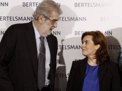 La vicepresidenta del Gobierno, Soraya Sáenz de Santamaría (d), con el presidente del Grupo Planeta, José Manuel Lara (i), durante la presentación del Espacio Bertelsmann. EFE/Archivo