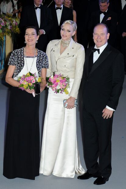 Para la ocasión, Carolina de Mónaco lució una falda larga negra con cuerpo blanco y una chaqueta de manga corta decorada con pedrería. Todo de Chanel. A su lado, la princesa Charlene y Alberto de Mónaco.