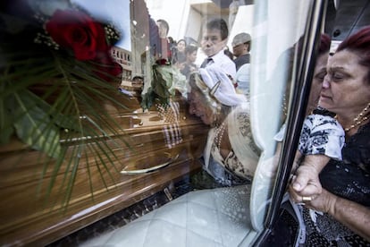 Una mujer llora la muerte de Vittorio Casamonica, durante su funeral, en la iglesia San Juan Bosco. El clan Casamonica ha sido investigado por delitos como el tráfico de drogas, blanqueo de dinero o corrupción.