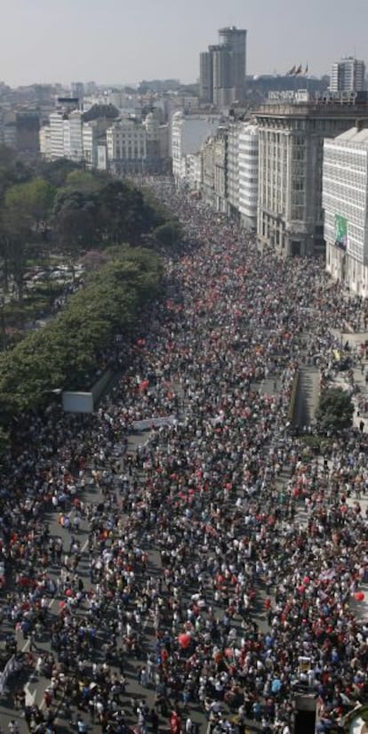 Marcha de ayer convocada por CC OO y UGT a su paso por Los Cantones de A Coruña.