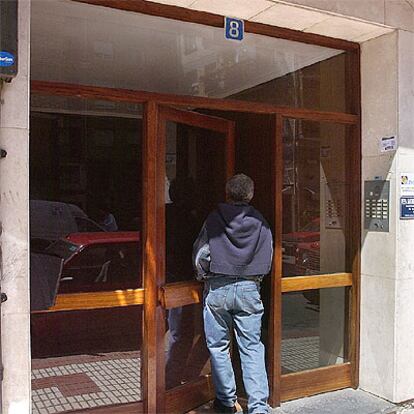 Portal de la localidad vizcaína de Ugao-Miraballes donde hoy ha sido detenido Andrés Larrea Aranzábal.