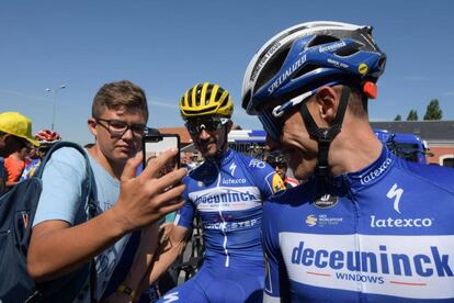 Alaphilippe, con el casco amarillo del Tour, y Mas, el día de descanso con un aficionado.