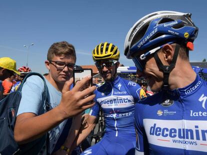 Alaphilippe, con el casco amarillo del Tour, y Mas, el día de descanso con un aficionado.