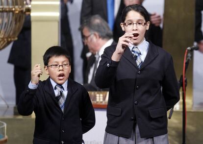 Las niños del Colegio de San Ildefonso Johan Fernández y María José Posligua cantan el número 58.268, premio Gordo.