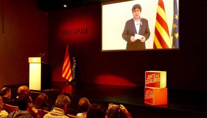 Carles Puigdemont, por videoconferencia, al final de la reuni&oacute;n de trabajo que candidatos y diputados de Junts per Catalunya, el s&aacute;bado.