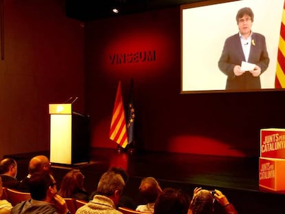 Carles Puigdemont, por videoconferencia, al final de la reuni&oacute;n de trabajo que candidatos y diputados de Junts per Catalunya, el s&aacute;bado.