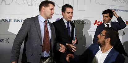 Los representantes de los cuatro principales partidos en el debate en el Spain Investors' Day. Sentado, Iván Ayala (Podemos). De pie, de izquierda a derecha, Manuel de la Rocha (PSOE), Teodoro García-Egea (PP) y Toni Roldán (Ciudadanos)