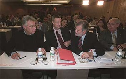 Felipe González, Jesús Caldera, Juan Carlos Rodríguez Ibarra y Vicente Álvarez Areces, durante la reunión del comité federal.