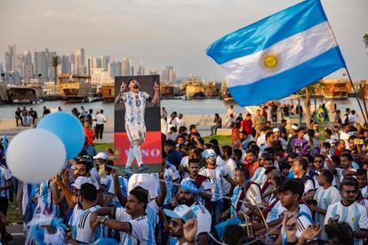Seguidores de la selección argentina este viernes en las calles de Doha (Qatar).