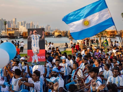 Seguidores de la selección argentina este viernes en las calles de Doha (Qatar).