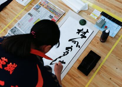 Una participante en un concurso de caligrafía en Tokio.