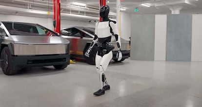 Robot Optimus de Tesla andando