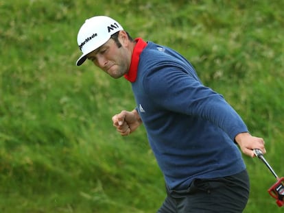 Jon Rahm celebra un &#039;eagle&#039; en el hoyo 14.