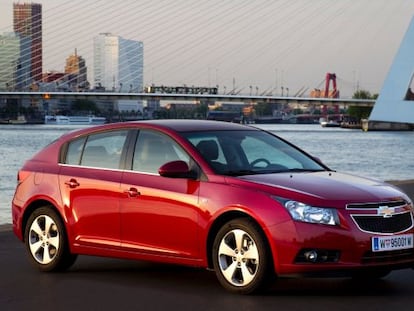 Por 10.990 euros, se puede acceder a un Chevrolet Cruze con cinco puertas, 124 CV, aire acondicionado y control de estabilidad ESP. 