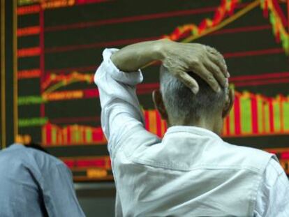 Um investidor revisa tela com informações da bolsa de valores em Pequim.