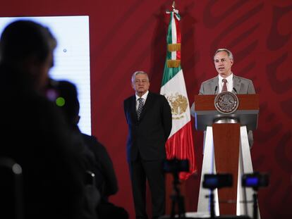 Hugo López-Gatell, junto al presidente Andrés Manuel López Obrador, comparece ante los medios, en mayo.