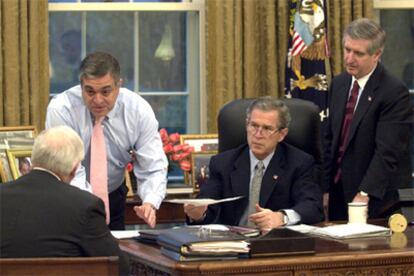 El vicepresidente Cheney (de espaldas); el director de la CIA, Tenet; el presidente Bush, y el jefe del Gabinete, Card, en una sesión informativa en marzo de 2003.