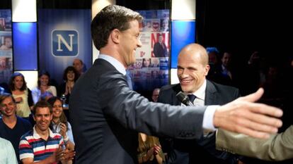 Mark Rutte y Diedrik Samson, en un debate este lunes.