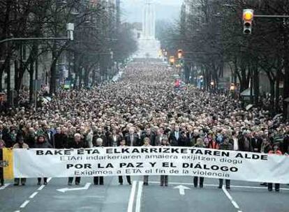 La manifestación celebrada en Bilbao durante su recorrido por la Gran Vía. Al fondo, la plaza del Sagrado Corazón.