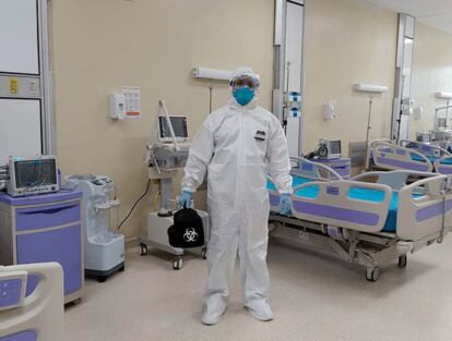 Luis Dorado con el equipo de protección anticovid del hospital.