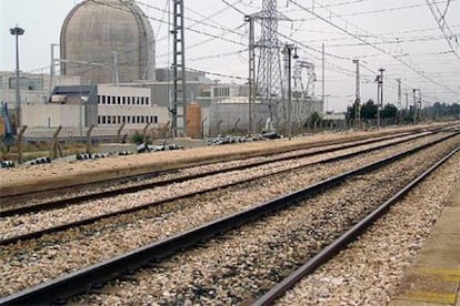 La central nuclear de Vandellòs (Tarragona), vista desde la vieja estación.