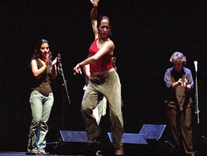 Belén Maya y Mayte Martín (detrás a la derecha), durante un ensayo en el Teatro Real.