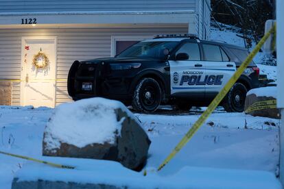 Un vehículo policial frente a la casa donde fueron asesinados los estudiantes en Moscow, Idaho. 