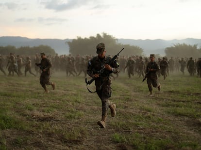 Militares salvadoreños en una operación contra las maras.